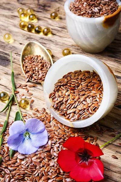 Linseed on wooden background — Stock Photo, Image