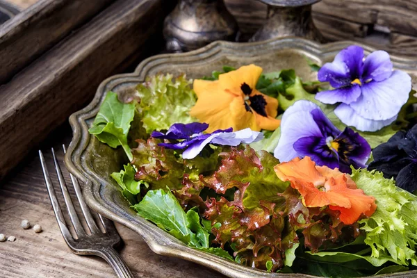 Весенний салат со съедобными цветами — стоковое фото