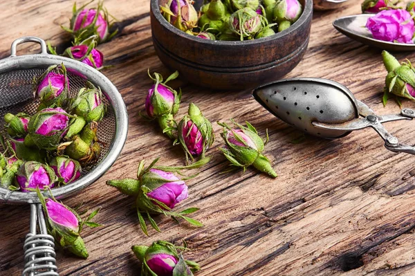 Rosenblütentee aus Teeblättern — Stockfoto