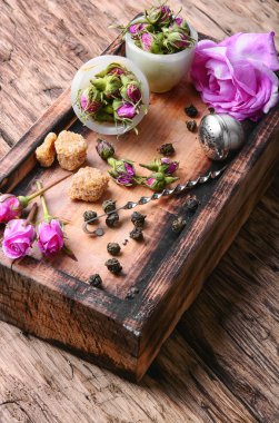 çay-gül yaprakları çay için