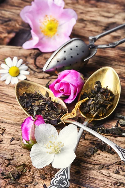 Tea spoons with tea leaves — Stock Photo, Image
