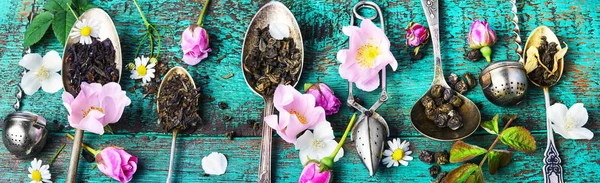 Cucharas de té con hojas de té —  Fotos de Stock