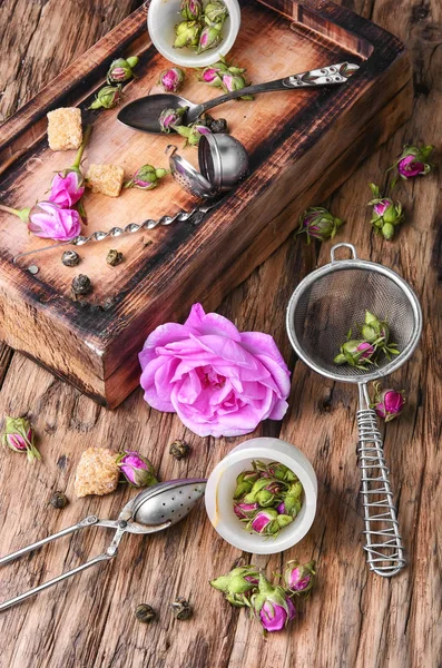 Bloemblaadjes van thee-rose voor thee — Stockfoto