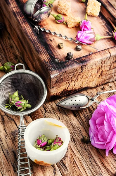 ティー ・ ローズの花びらのお茶 — ストック写真