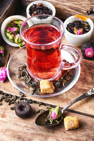 Xícara de chá com e folha de chá — Fotografia de Stock