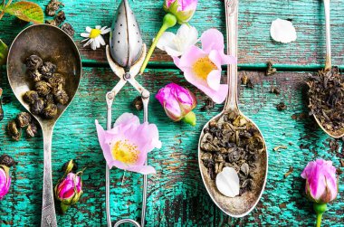 Çay kaşığı çay yaprakları ile