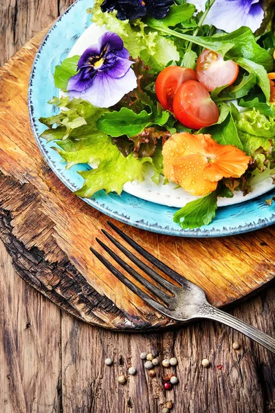 Salade met kruiden en bloem — Stockfoto