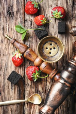 Çilek ile Türk nargile