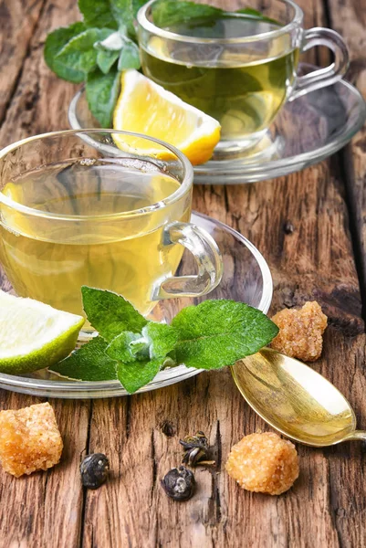 Té casero con menta y lima — Foto de Stock