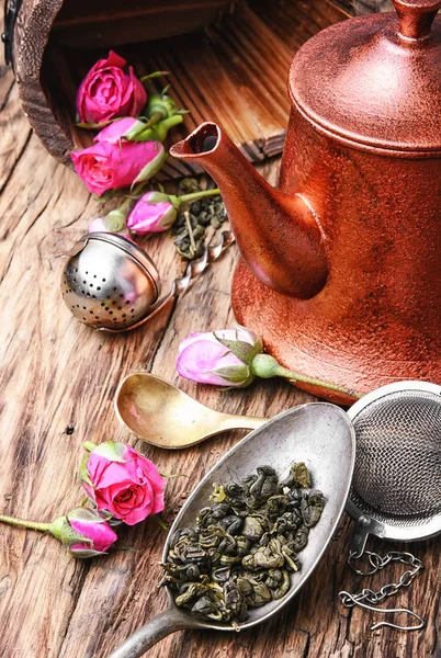 Chá de ervas feito de pétalas de rosa de chá — Fotografia de Stock