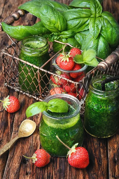 Batidos con albahaca y fresa — Foto de Stock