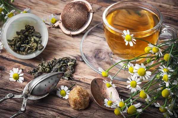 Té de hierbas con manzanilla — Foto de Stock