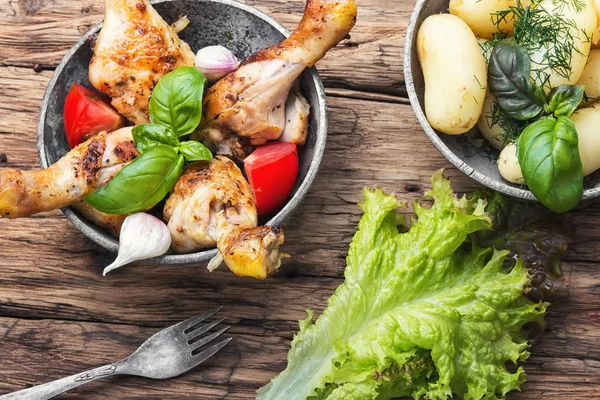 Pollo a la parrilla, patatas y ensalada de lechuga —  Fotos de Stock