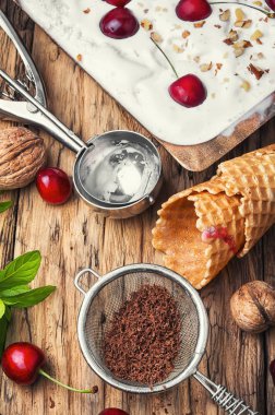 Beyaz kase kiraz dondurma