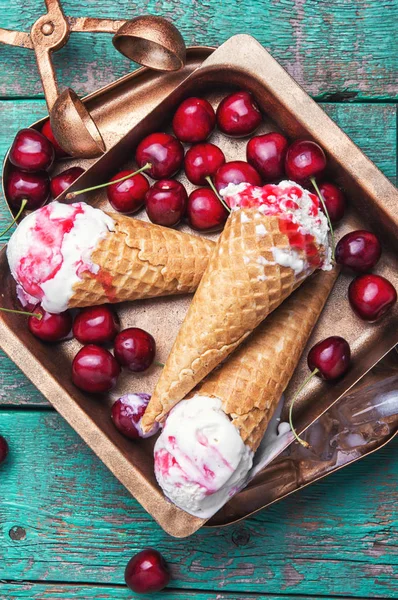 Ice-cream and spoon for ice cream — Stock Photo, Image