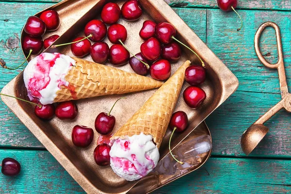 Ice-cream and sweet cherry — Stock Photo, Image