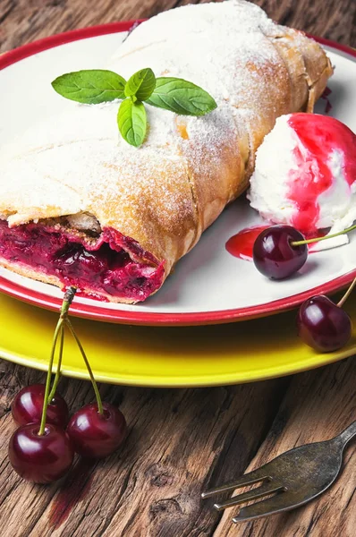 Hem körsbär strudel — Stockfoto