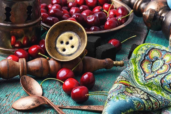 Shisha narguilé com cereja — Fotografia de Stock