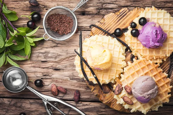 Waffles with ice cream — Stock Photo, Image