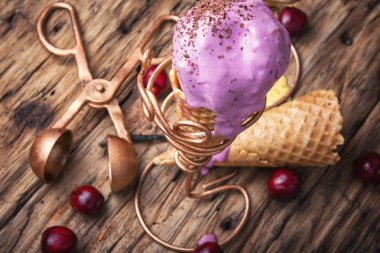 Kiraz dondurma waffle