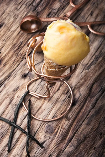 Glace à la vanille dans une gaufre — Photo