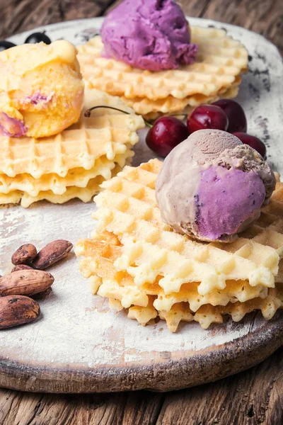 Ice cream on waffles — Stock Photo, Image