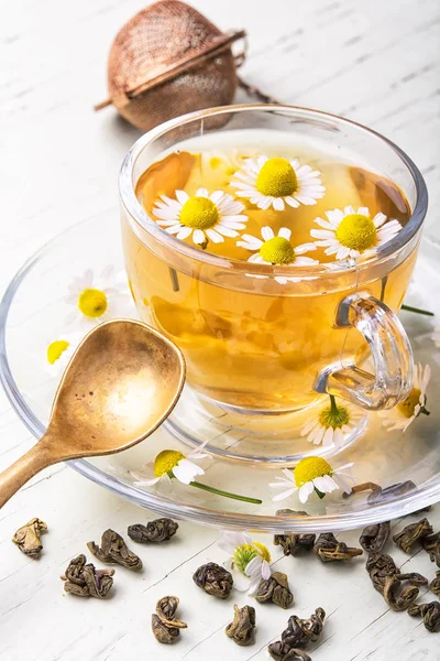 Mug of herb tea with chamomile flowers — Stock Photo, Image