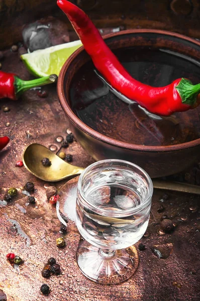 Bebida alcohólica con pimiento rojo — Foto de Stock