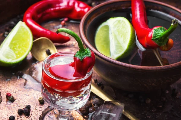 Bebida alcohólica con pimiento rojo —  Fotos de Stock