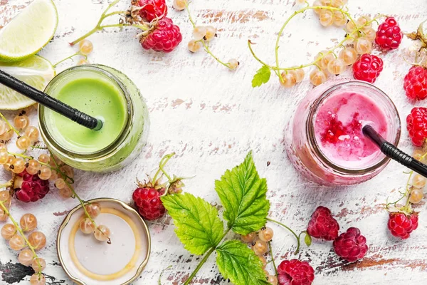 Desayuno con postre de yogur de frambuesa —  Fotos de Stock