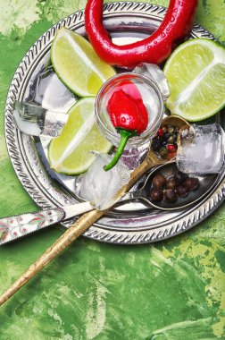 Bir bardak votka ile sıcak biber biber