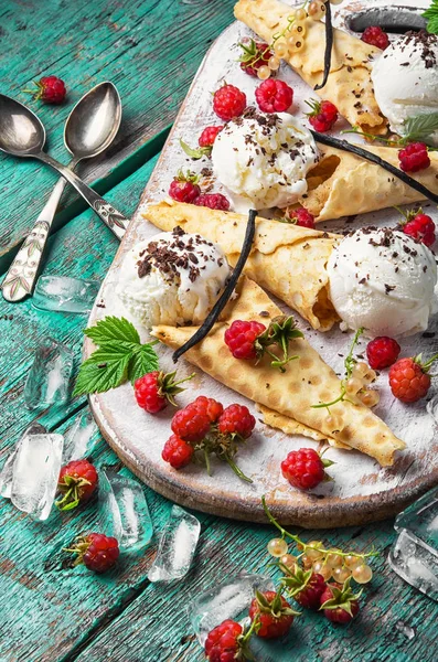 Helado de frambuesa —  Fotos de Stock