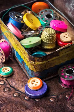 Retro düğmeleri ve konu