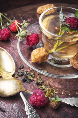 Ahududu ile bitkisel çay