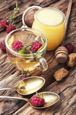 Ahududu ile bitkisel çay