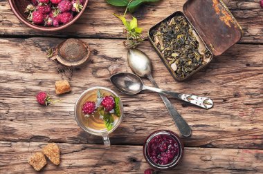 Ahududu ile bitkisel çay