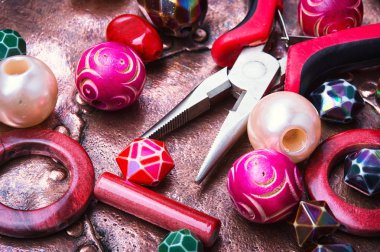 Renkli boncuk ve bir çalışma aracı