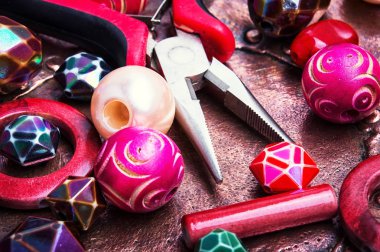 Renkli boncuk ve bir çalışma aracı