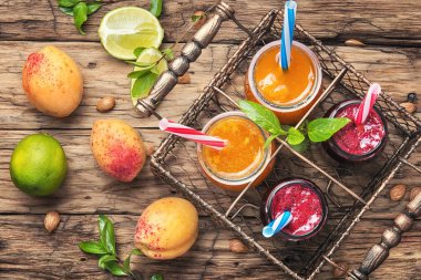 Smoothies kayısı ve Frenk üzümü