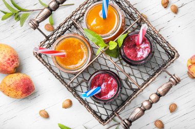 Smoothies kayısı ve Frenk üzümü