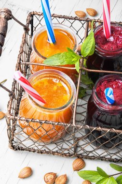 Smoothies kayısı ve Frenk üzümü