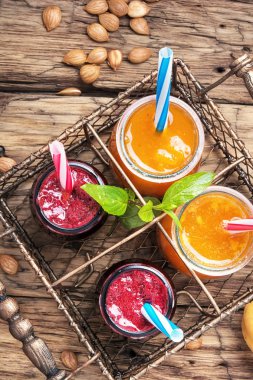 Smoothies kayısı ve Frenk üzümü