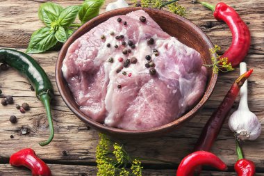 pişmemiş domuz eti