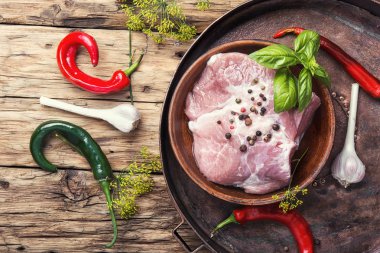 pişmemiş domuz eti