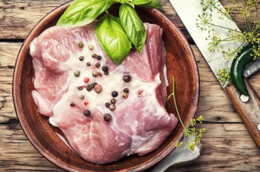 pişmemiş domuz eti