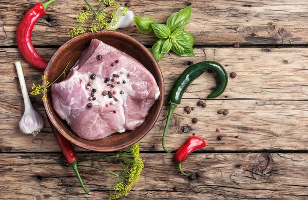 pişmemiş domuz eti