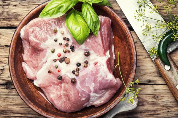 pişmemiş domuz eti