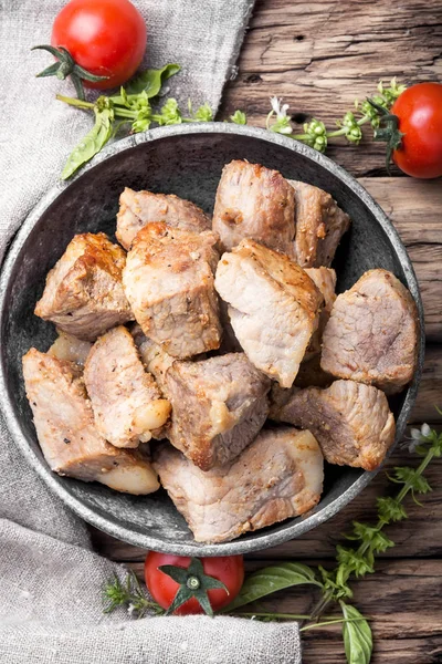 Вкусная порция жареного мяса свинины — стоковое фото
