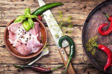 pişmemiş domuz eti