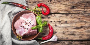 pişmemiş domuz eti